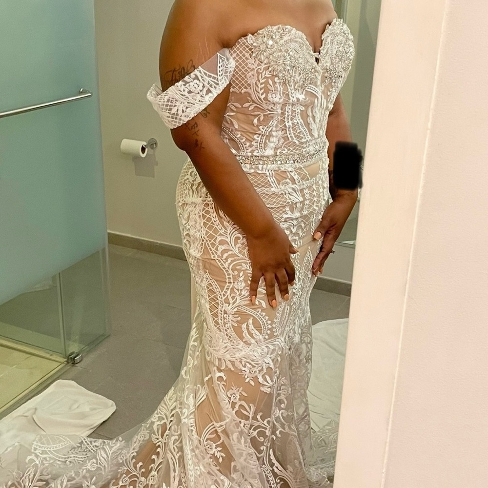 Elegant Lace Off-Shoulder Wedding Dress